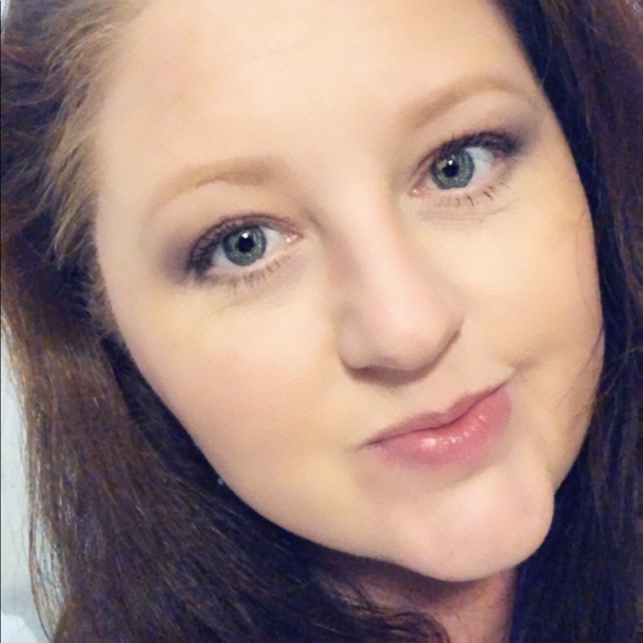 Meet your Posher, Cynthia - Picture 1 of 1